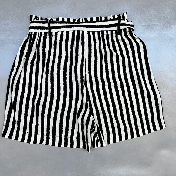 Jules & Leopold Paper Bag Waist Shorts - Picture 2 of 3